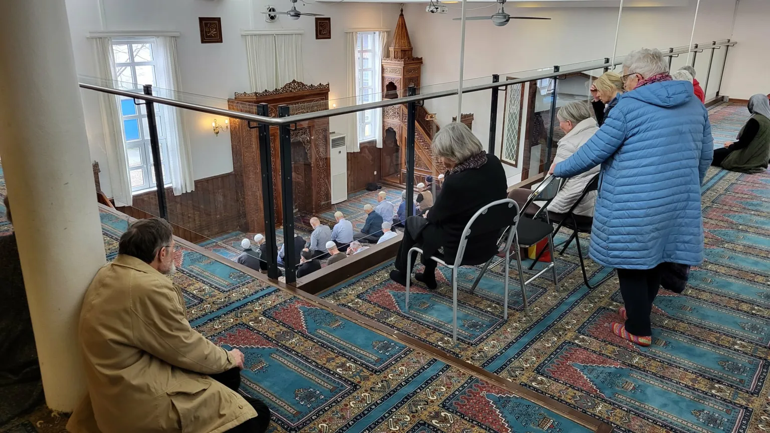 Besøk av pensjonister i moskeen